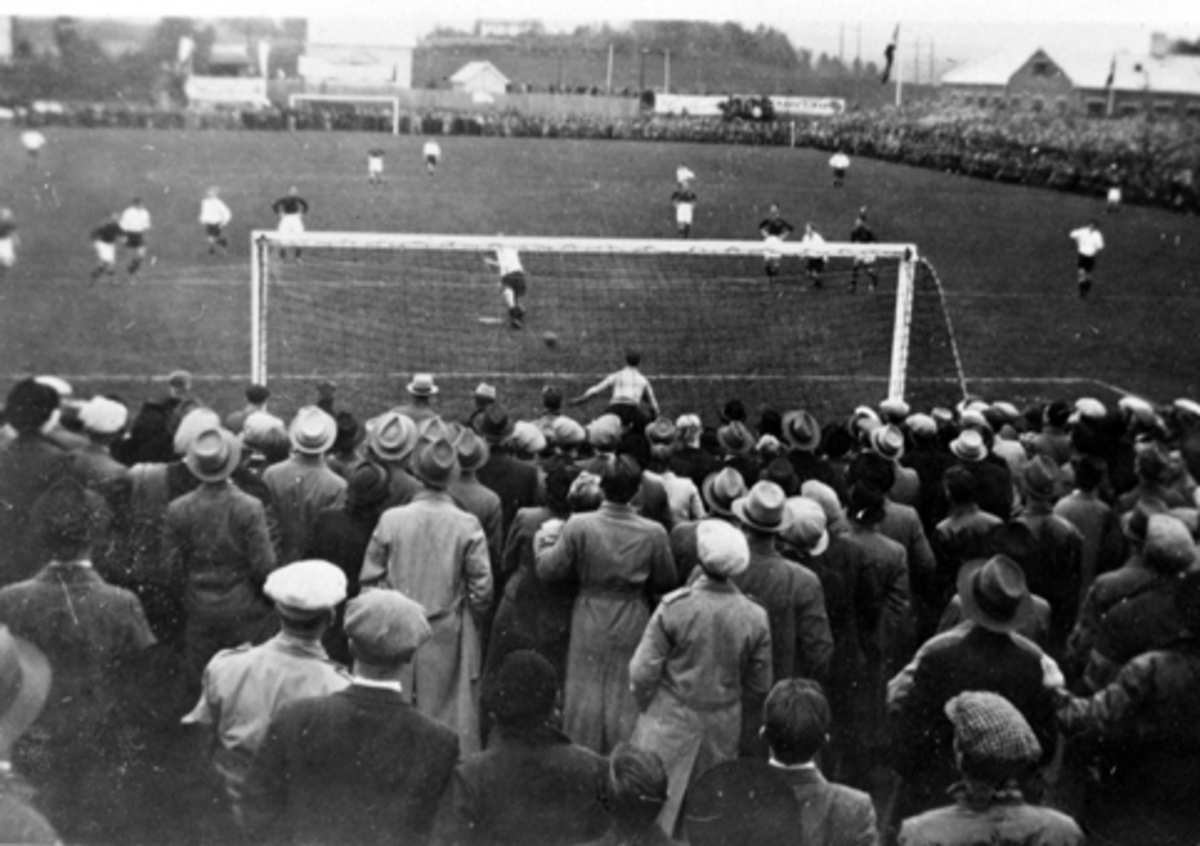 Anno Domkirkeodden, BRISKEBY GRESSBANE. FOTBALLKAMP. TILSKUERE.