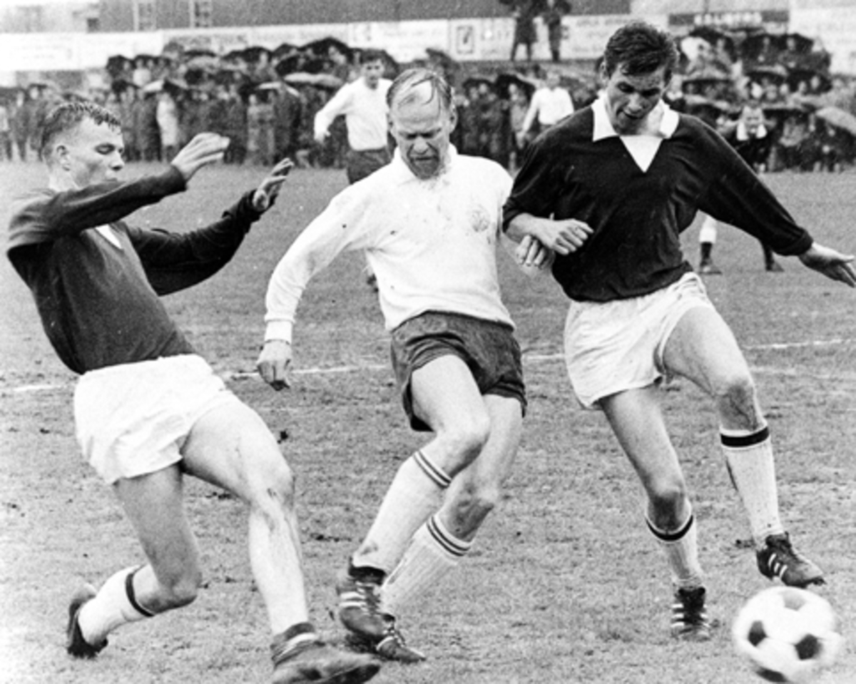 Anno Domkirkeodden, BRISKEBY GRESSBANE. HAM-KAM. FOTBALL KAMP MOT UKJENT LAG. KNUT ERIKSEN I MIDTEN.
