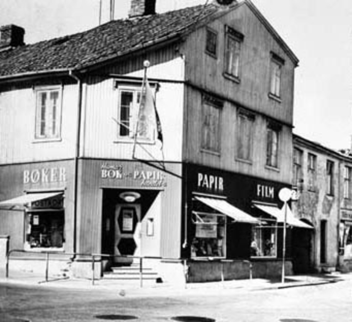 Anno Domkirkeodden, GRØNNEGATA 41. FAUSKEGÅRDEN. ETTER BRANNSKADER I AUGUST 1965. HAMAR BOK OG PAPIRHANDEL