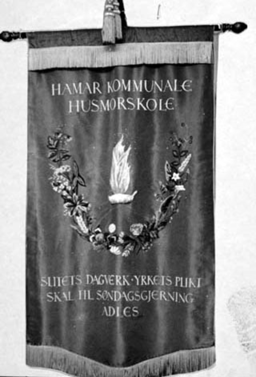 Anno Domkirkeodden, HAMAR KOMMUNALE HUSMORSKOLE. FANE. " SLITETS DAGVERK- YRKETS PLIKT - SKAL TIL SØNDAGSGJERNING ADLES"