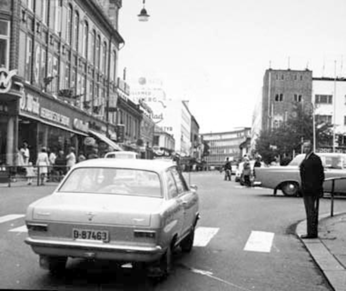 Anno Domkirkeodden, TORGGATA. O. WIIK TIL TRIANGELEN. FOLK OG BILER. T. V. OPEL KADETT B, T. H. FORD ZEPHYR MARK III 1962-66