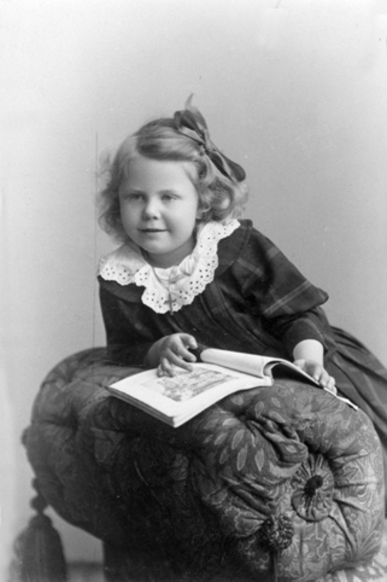 Anno Domkirkeodden, SIGRID PETERSEN. PORTRETT BARN