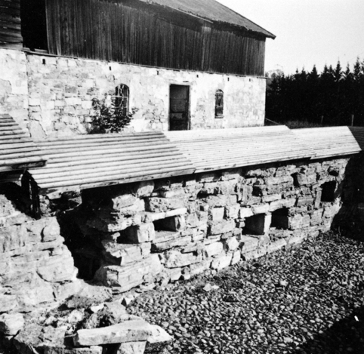 Anno Domkirkeodden, DOMKIRKEODDEN. HEDMARKSMUSEET. BORGTÅRNET. VERNETAK. STORHAMARLÅVEN FØR RESTAURERING.