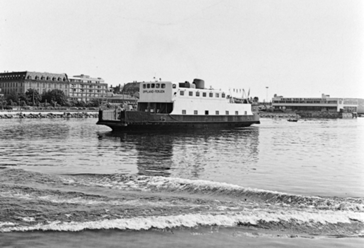 Anno Domkirkeodden, HAMAR-KAPP FERJEN UTENFOR HAMAR BRYGGE. POSTKORT