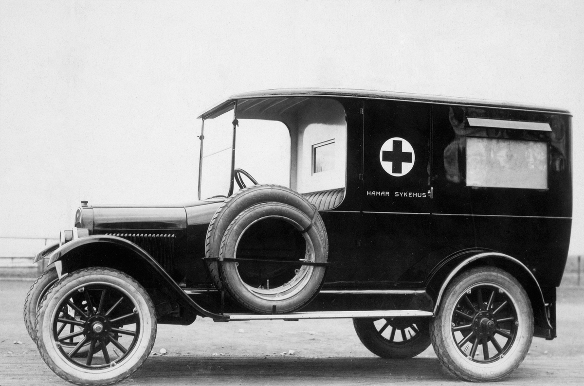Anno Domkirkeodden, AMBULANSE. . HAMAR RØDE KORS FORÆRTE HAMAR SYKEHUS DEN FØRSTE SYKEBIL. D-1140.