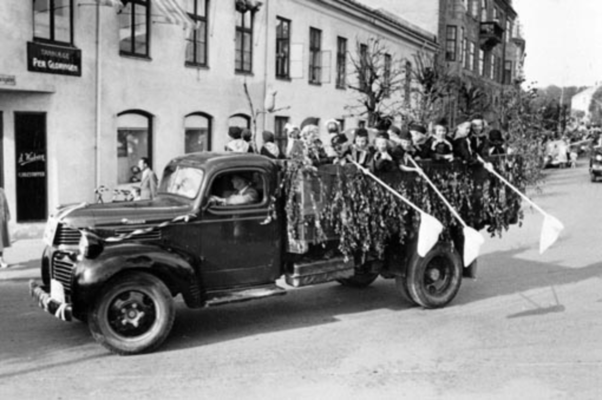 Anno Domkirkeodden, HAMAR RØDE KORS. BARNEHAGEFONDET. BARNAS DAG 3. JUNI 1951. INNSAMLING TIL INNTEKT FOR NY BARNEHAGE. STOR BARNEKORTESJE. START HJØRNET PARKGT. /ST. OLAVSGT. KL. 16. RUTE PARKGT. STRANDGT. SKOLETORVET, TORVGT. ØSTRE TORG, VANGSVEGEN, ST. OLAVSGT OG TILBAKE TIL UTGANGSPUNKTET. BARN PÅ LASTEBILER UTKLE…