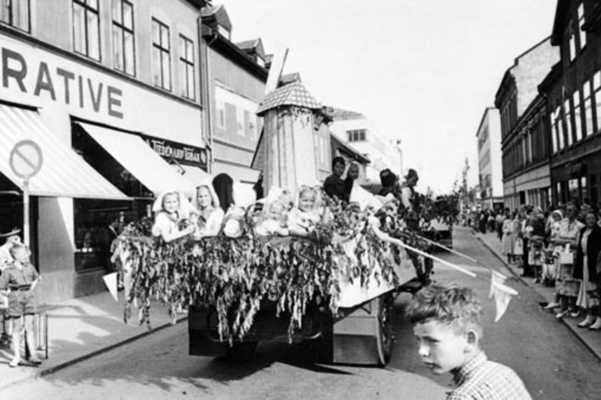 Anno Domkirkeodden, HAMAR RØDE KORS. BARNEHAGEFONDET. BARNAS DAG 3. JUNI 1951. INNSAMLING TIL INNTEKT FOR NY BARNEHAGE. STOR BARNEKORTESJE. START HJØRNET PARKGT. /ST. OLAVSGT. KL. 16. RUTE PARKGT. STRANDGT. SKOLETORVET, TORVGT. ØSTRE TORG, VANGSVEGEN, ST. OLAVSGT OG TILBAKE TIL UTGANGSPUNKTET. BARN PÅ LASTEBILER UTKLE…