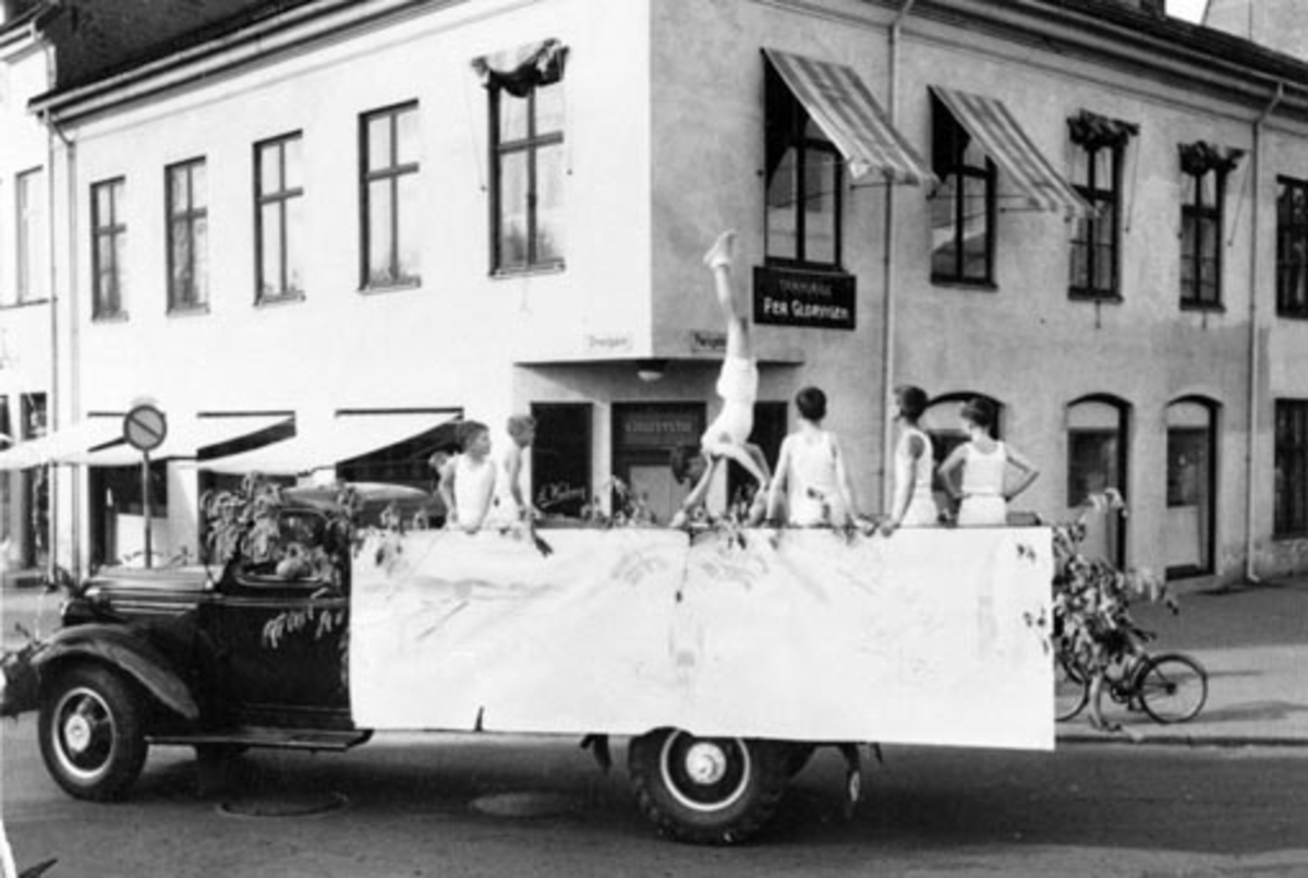 Anno Domkirkeodden, HAMAR RØDE KORS. BARNEHAGEFONDET. BARNAS DAG 3. JUNI 1951. INNSAMLING TIL INNTEKT FOR NY BARNEHAGE. STOR BARNEKORTESJE. START HJØRNET PARKGT. /ST. OLAVSGT. KL. 16. RUTE PARKGT. STRANDGT. SKOLETORVET, TORVGT. ØSTRE TORG, VANGSVEGEN, ST. OLAVSGT OG TILBAKE TIL UTGANGSPUNKTET. BARN PÅ LASTEBIL I TURND…