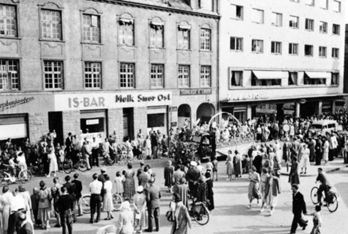 Anno Domkirkeodden, HAMAR RØDE KORS. BARNEHAGEFONDET. BARNAS DAG 3. JUNI 1951. INNSAMLING TIL INNTEKT FOR NY BARNEHAGE. STOR BARNEKORTESJE. START HJØRNET PARKGT. /ST. OLAVSGT. KL. 16. RUTE PARKGT. STRANDGT. SKOLETORVET, TORVGT. ØSTRE TORG, VANGSVEGEN, ST. OLAVSGT OG TILBAKE TIL UTGANGSPUNKTET. BARN PÅ LASTEBILER UTKLE…