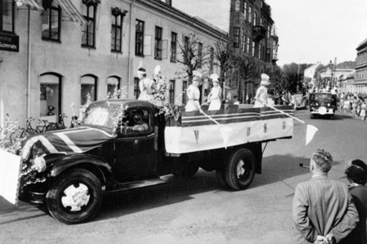 Anno Domkirkeodden, HAMAR RØDE KORS. BARNEHAGEFONDET. BARNAS DAG 3. JUNI 1951. INNSAMLING TIL INNTEKT FOR NY BARNEHAGE. STOR BARNEKORTESJE. START HJØRNET PARKGT. /ST. OLAVSGT. KL. 16. RUTE PARKGT. STRANDGT. SKOLETORVET, TORVGT. ØSTRE TORG, VANGSVEGEN, ST. OLAVSGT OG TILBAKE TIL UTGANGSPUNKTET. BARN PÅ LASTEBILER UTKLE…