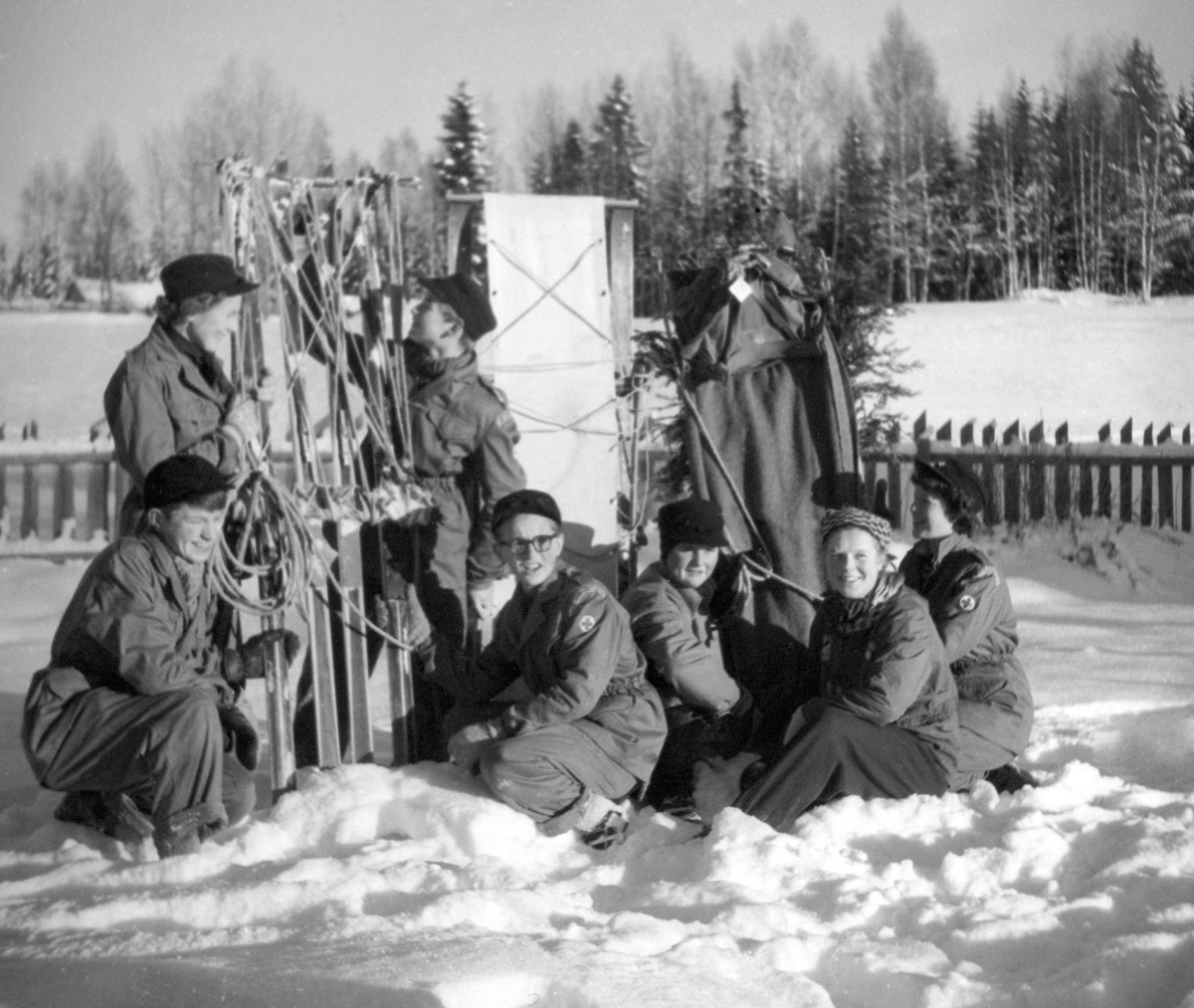Anno Domkirkeodden, HAMAR RØDE KORS HJELPEKORPS. 7 MEDLEMMER SAMLET RUNDT SKI OG KJELKE. REDNINGSUTSTYR.