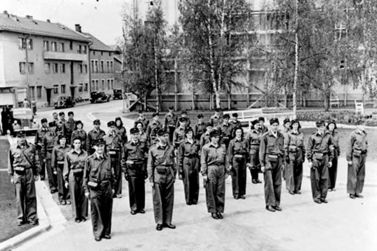 Anno Domkirkeodden, HAMAR RØDE KORS HJELPEKORPS. MEDLEMMER OPPSTILT FØR 17. MAI PARADE I ØSTREGATE VED FAGERVIKPARKEN.