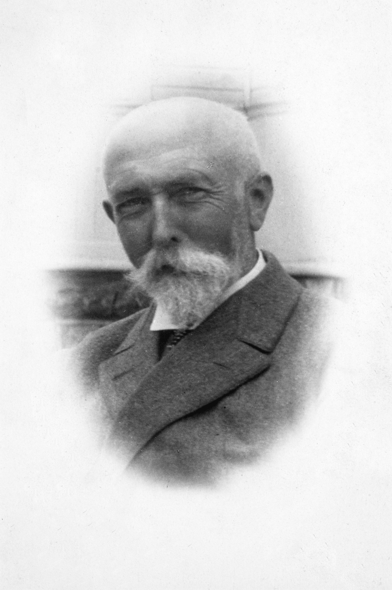 Anno Domkirkeodden, HAMAR RØDE KORS. Portrett av DR. LORENTZ HARBO. KRETSENS FØRSTE FORMANN. FORMANN FRA 23. 3. 1906 - 23. 3. 1908. 31. 3. 1909 - 14. 3. 1910 OG 13. 2. 1913 - 9. 2. 1916 HAMAR RØDE KORS BLE STIFTET 23. 3. 1906