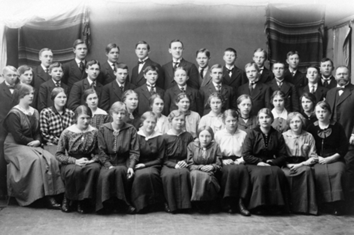 Anno Domkirkeodden, HAMAR HANDELSSKOLE. GRUPPE ELEVER OG LÆRERE. NAVN UKJENTE. 3 - MNDL. ELEVER PR. 10. 4. 1916.