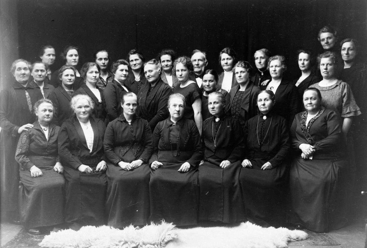 Anno Domkirkeodden, HAMAR DØVES VEL. GRUPPE STYRET. UKJENTE. FRU INGVALDSENS FORENING STIFTET 27 APRIL 1922. FOTO TATT VED 10 ÅRS JUBILEET.