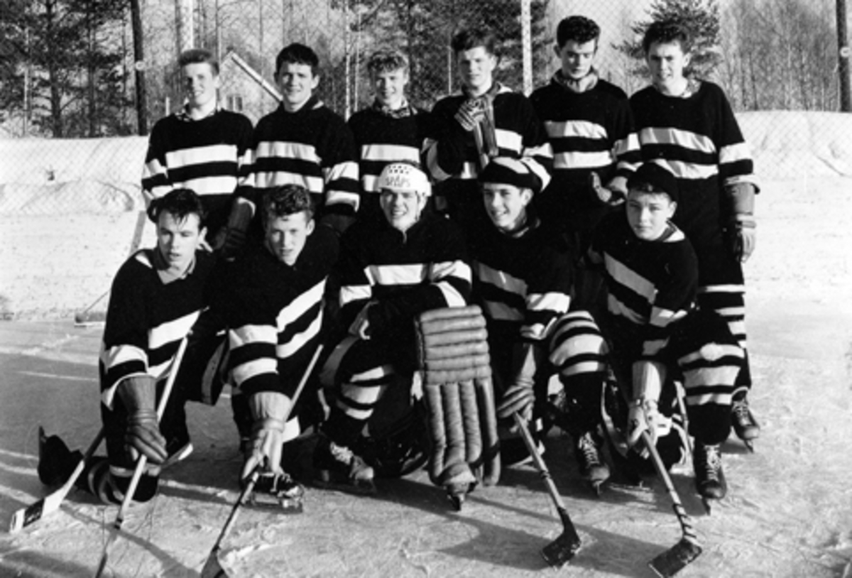 Anno Domkirkeodden, ISHOCKEYLAG FRA HAMAR KATEDRALSKOLE, ISHOCKEYCUPEN FOR HØYERE SKOLER I HEDMARK 1960. VINNER HAMAR KATEDRALSKOLE. 1 REKKE F. V. STEINAR JOHANSEN, JAN SINDRE-LARSEN, JON OLAV ERIKSEN, , JAN ÅGE MATHISEN, HELGE AARFLOT. 2 REKKE F. V. SVEN OLE FLENSBORG, PER BØE BÆKKEVOLD, KJELL HÅKONSEN, EDGAR MALMAN,…