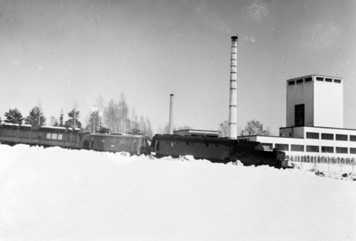 Anno Domkirkeodden, VINMONOPOLET, REKTIFIKASJONSANLEGGET PÅ STORHAMAR. TOG, PROVISORISK SIDESPOR NED TIL JERNBANEMUSEET, VINTER