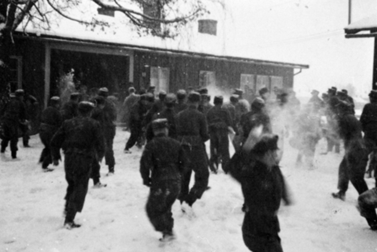 Anno Domkirkeodden, TYSKE SOLDATER UTENFOR BRAKKE, UKJENT STED HAMAR, JANUAR 1943, MILITÆRE, 2. VERDENSKRIG.