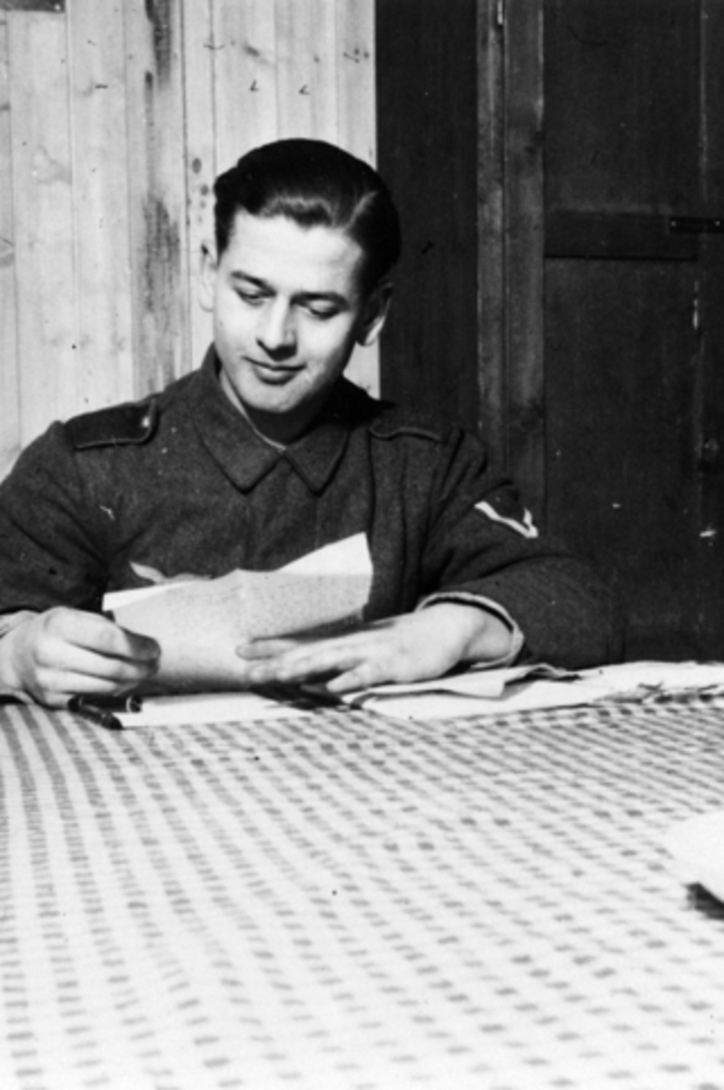 Anno Domkirkeodden, TYSK SOLDAT, MILITÆR, LESER, SKRIVER, BREV, UKJENT STED HAMAR?, 2. VERDENSKRIG.