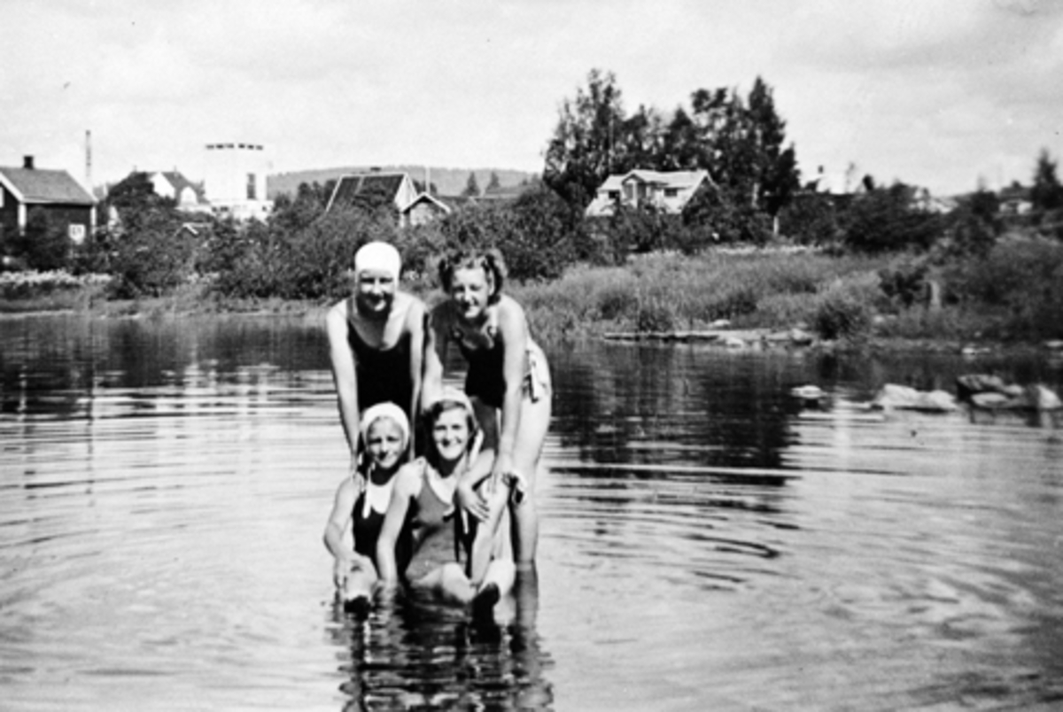 Anno Domkirkeodden, HEDMARKSMUSEET, DOMKIRKEODDEN, ROSENLUNDVIKA. BADELIV, FORAN TV. KARIN TANGEN, F. SANDEN, T. H. FRIDA GUNDERSEN F. OLSEN, BAK. TV. RANDI HANSEN F. MOEN OG T. H. OLGA ANTONSEN F. SANDEN, BADEDRAKT, BADEHETTE. CA. 1938-1939