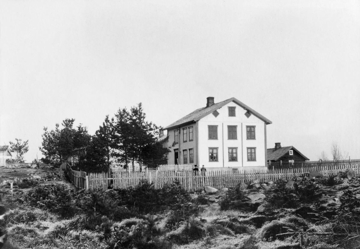 Anno Domkirkeodden, SKREDDER ERIK GRANERUDS HUS I BRISKEBYEN, DISENHAGEN, 1898. FRA 1886 BLE DET EN TID LEID LOKALER HOS ERIK GRANERUD I LØVHAUGGARDEN FOR DET SOM BLE KALT HJELPESKOLEN ELLER SMÅSKOLEN.