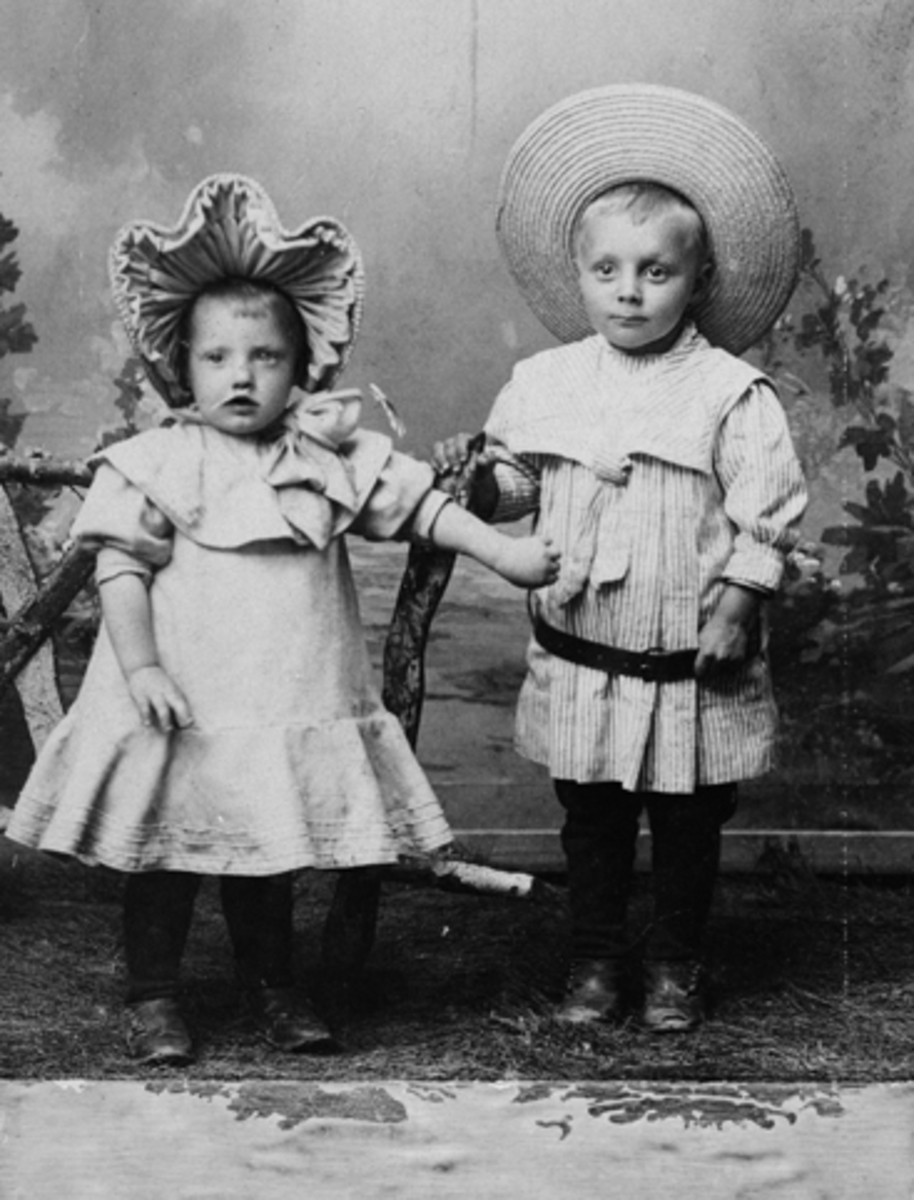 Anno Domkirkeodden, GRUPPE 2 BARN. SVANHILD OG TORVALD NORDSTRØM. FOTOGRAF LARSEN&OLSEN, HAMAR. EIER REIDAR RYE-JOHNSEN