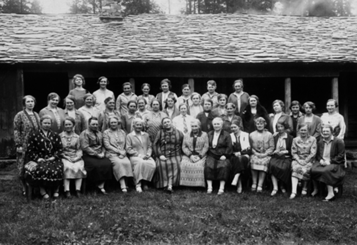 Anno Domkirkeodden, HAMAR HÅNDVERKERFORENINGS, KVINNEGRUPPE, STOR GRUPPE PÅ UTFLUKT, UKJENT STED. 1, REKKE F. V, NR. 3. EMMA NORDSTRØM, NR. 13. SVANHILD JOHNSEN. EIER. REIDAR RYE-JOHNSEN
