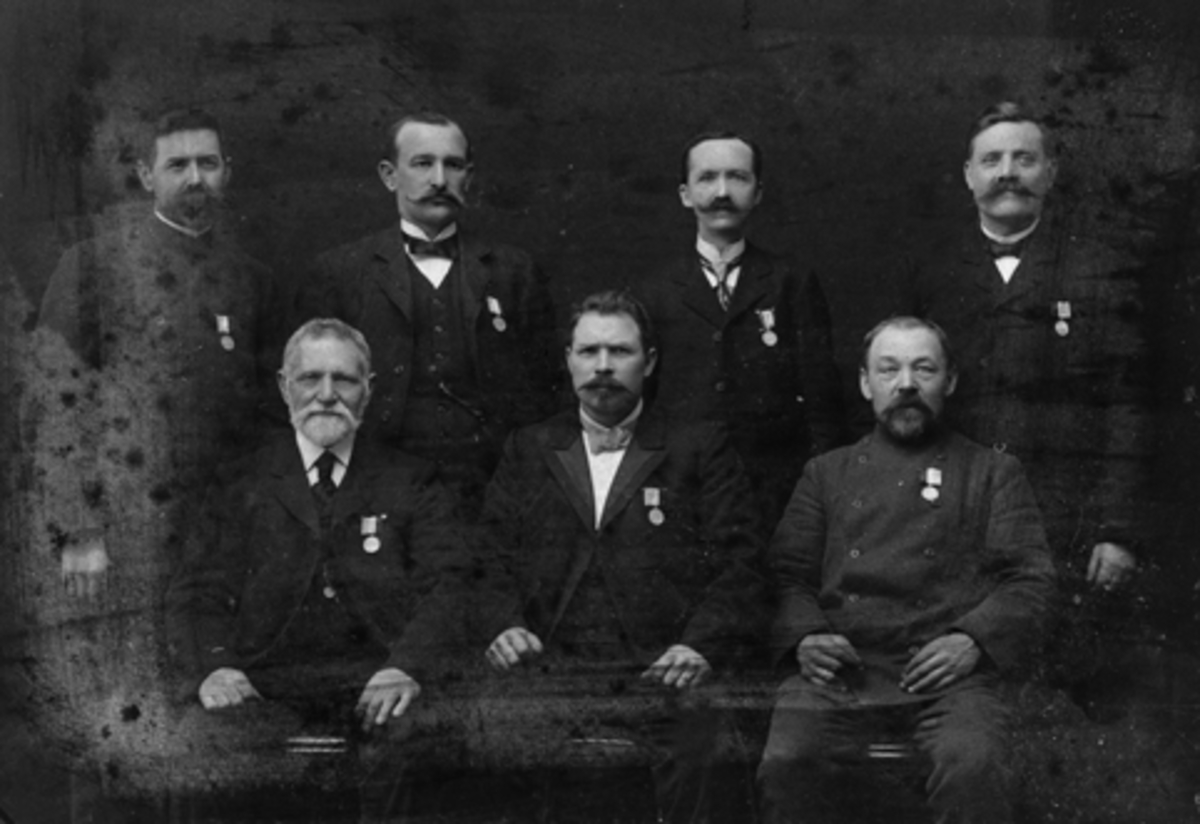 Anno Domkirkeodden, HAMAR GUBBELAG, GRUPPE ÆRESMEDLEMMER MED MEDALJER. FORAN F. V. SNEKKER MARTINIUS LARSEN, SNEKKER HALVOR NORDSTRØM, SNEKKER ANDERS RUD, BAK F. V. MALER LARS PEDERSEN, murer MARTIN JENSEN, SNEKKER OLE MELBY, SMED ENER KORSLUND. HOVEDKOMITEEN FOR BYGGING AV GUBBESTUA. H. NORDSTRØM VAR BYGGEKOMITEENS F…