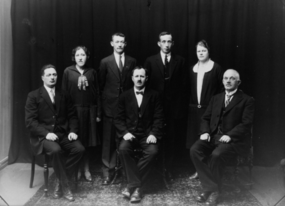 Anno Domkirkeodden, MELKEFABRIKKEN, NESTLE, FAGFORENINGENS STYRE. UKJENT ÅR. FORAN F. V. SIGURD ANDERSEN, PER WOLD, ARNT HANSEN. BAK. F. V. BORGHILD KRISTIANSEN, JOHAN BERNTSEN, NILS MIKKELSEN, DAGNY HANSEN