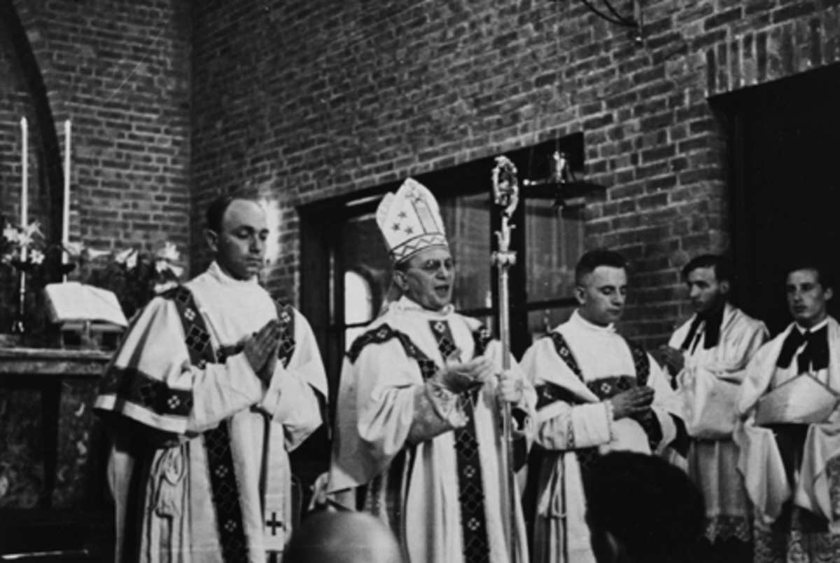 Anno Domkirkeodden, Biskop Jacob Mangers taler ved innvielsen av St. Torfinn kirke 3. september 1939.. T. v i bildet pater Hugo Van der Vlugt som ble innsatt som soogneprest ved samme anledning. Han døde i tysk fangenskap i Sachsenhausen 5. mars 1943. ST. TORFINNS MENIGHET, KATOLSKE KIRKE, HAMAR, GUDSTJENESTE. 3. SEPT…