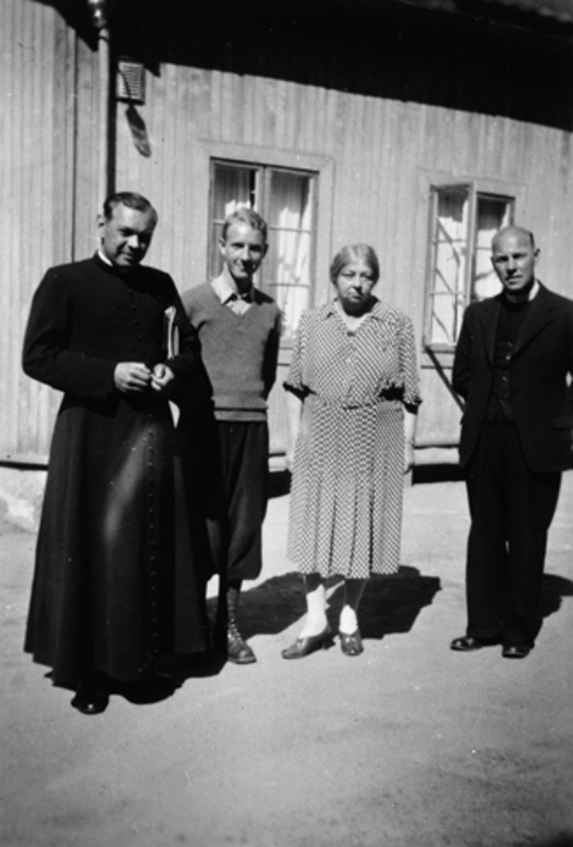 Anno Domkirkeodden, ST. TORFINN, KATOLSKE KIRKE, HAMAR, 1948. " FRU SIGRID UNSET KOMMER TROFAST HVER MÅNED TIL HAMAR OG BLIR HVER GANG NOEN DAGER. HER SER VI HENNE ETTER MESSEN SAMMEN MED EINAR WIIG, BRODER OLAV OG PASTOR GERHARD PARTHE I PRESTEGÅRDENS HAGE"