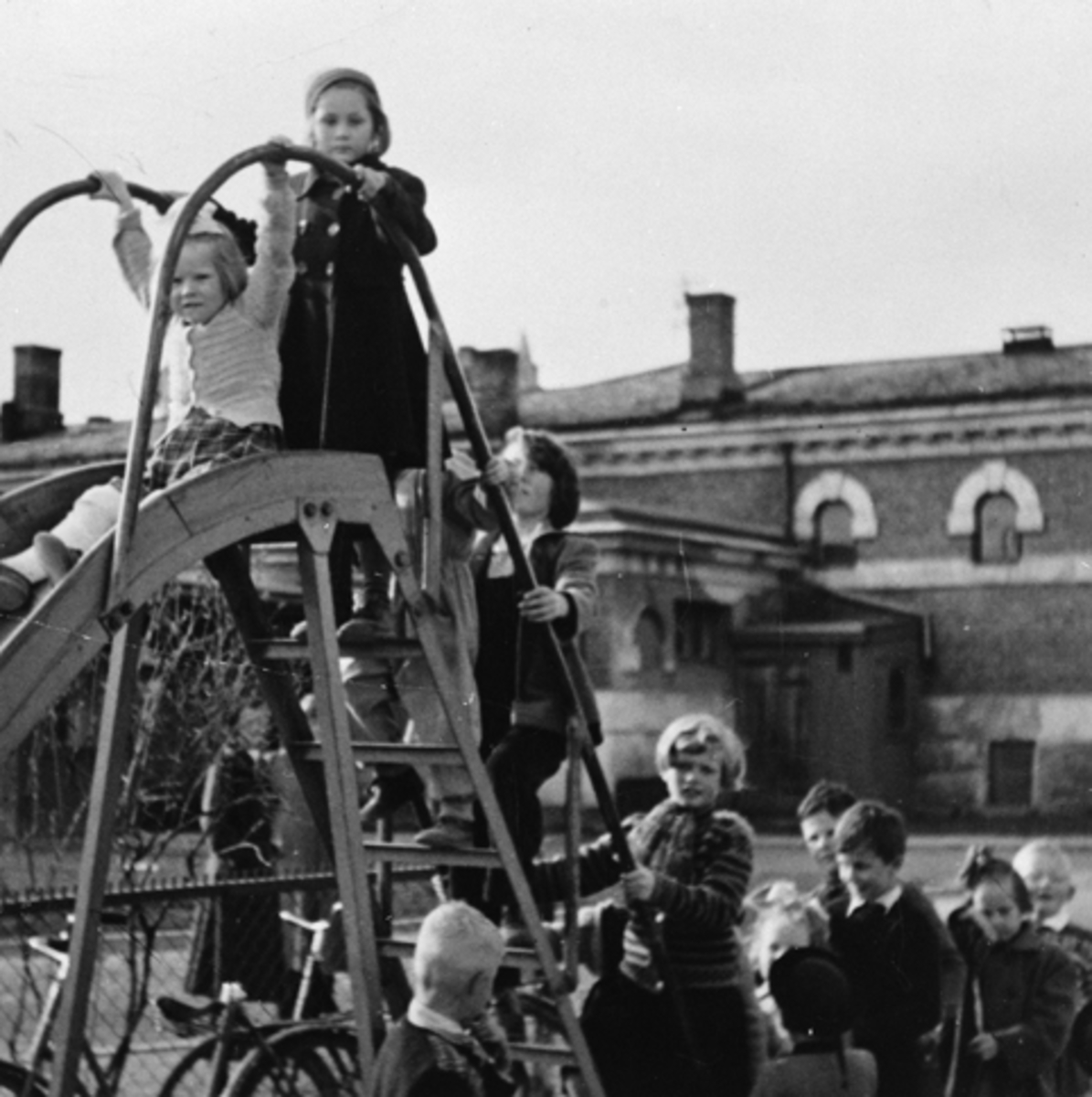 Anno Domkirkeodden, STRANDGATEPARKEN I HAMAR, BARN I SKLIE, RUTSJEBANE, LEKEAPPARAT, T. V. INGUNN OLSEN MED SLØYFE I HÅRET, CA. 1953.