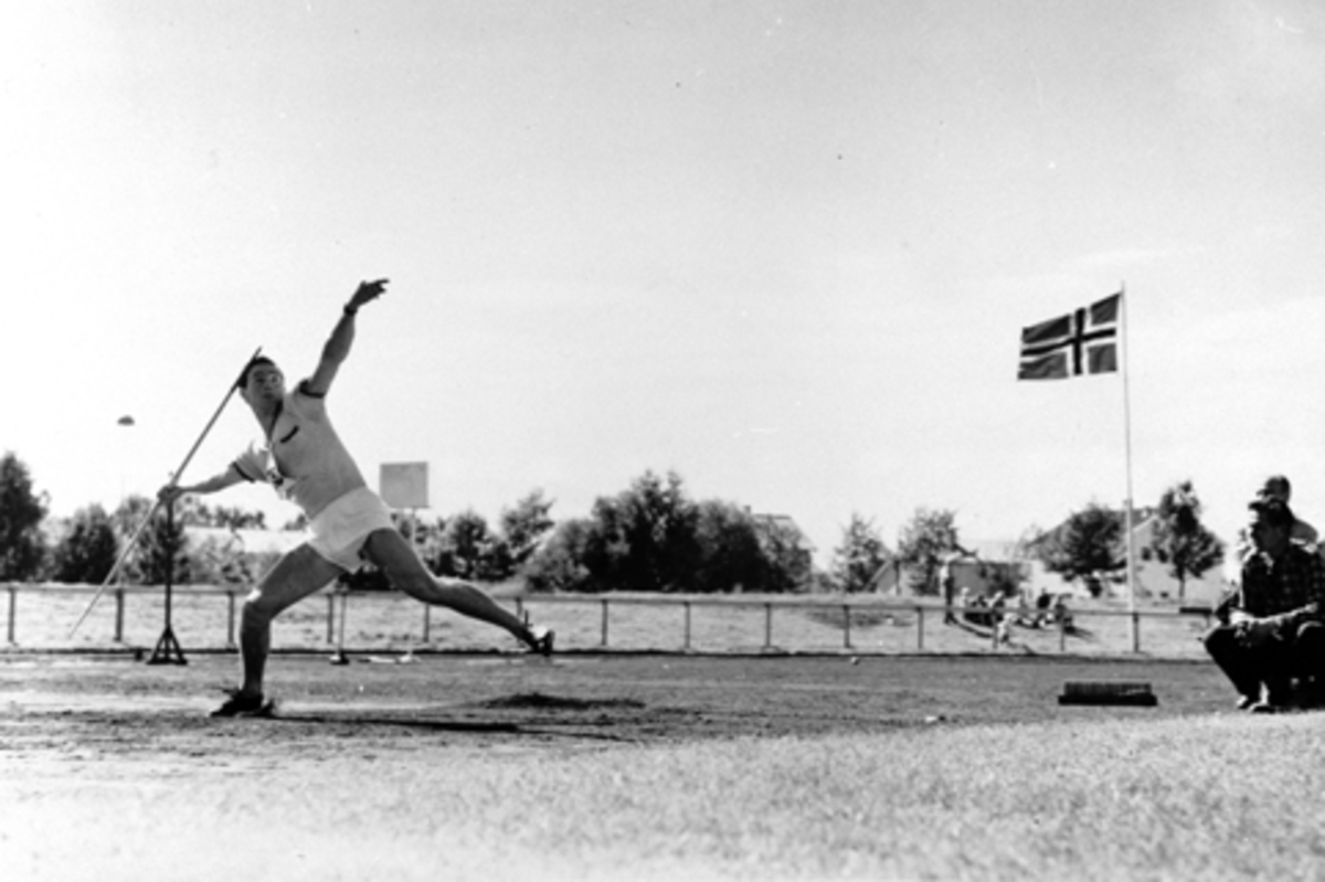 Anno Domkirkeodden, EGIL DANIELSEN, SPYDKASTER, NORGESMESTER I JUNIORKLASSEN, MESTERSKAP I FRIIDRETT I MOSS 1953. kilde store norske leksikon:Egil Danielsen, født 9. november 1933, fødested Hamar, norsk friidrettsutøver. Olympisk mester i spydkast i Melbourne 1956 med ny verdensrekord 85, 71 m. Kastet var mer enn 2 m …