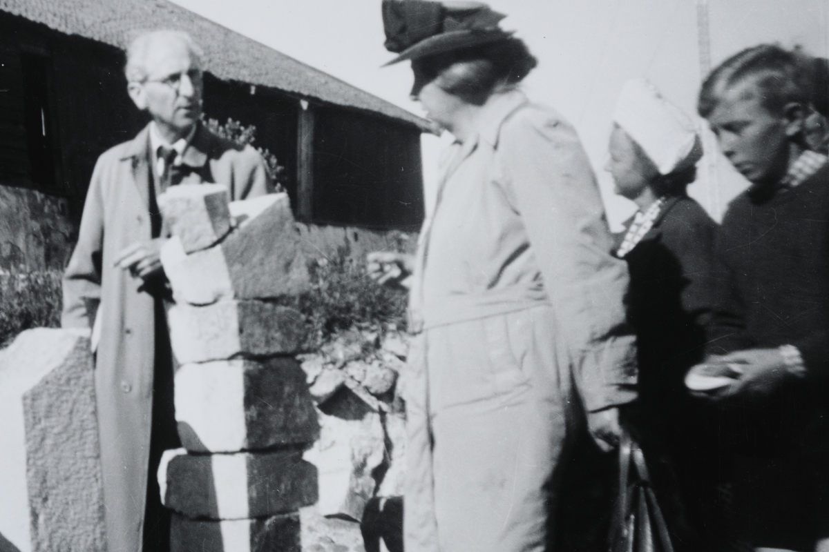 Anno Domkirkeodden, Arkitekt Gerhard Fischer orienterer Sigrid Undset om utgravingene i den gamle Bispeborgen på Domkirkeodden. Dette var en del av et katolsk jubileumsstevne 29. mai 1949., det siste offentlige arrangementet Sigrid Undset var med på. Hun døde 12 dager senere.