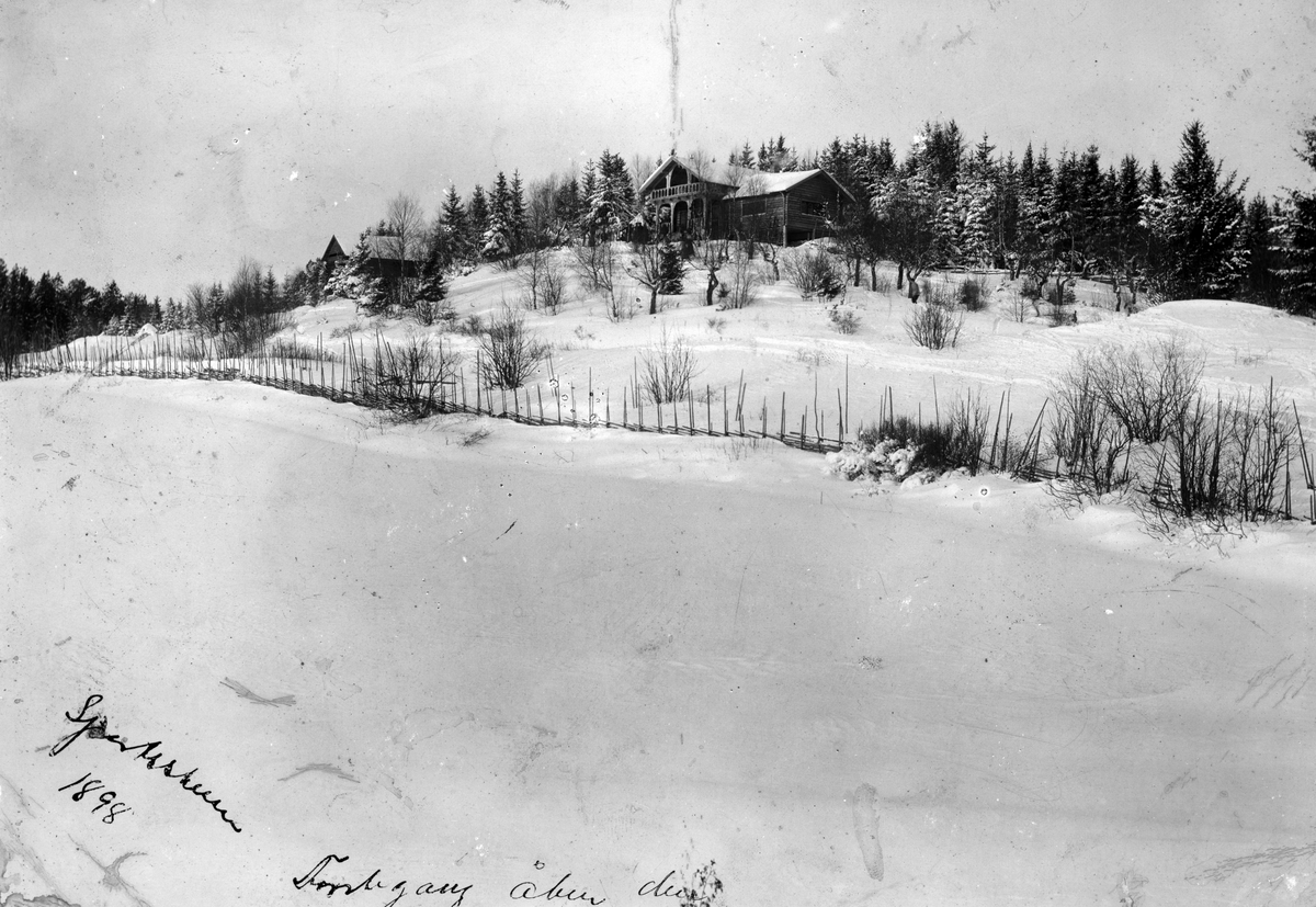 Anno Domkirkeodden, Skistua på Alhaug, Hedmarkstoppen, Sportsstuen, 1898. Mulig bildet er tatt på åpningsdagen 13. 11. 1898. Den ble senere bygget ut med sidefløy mot vest. Sportstuen ble oppført av gardbruker Peder Alhaug på Alhaug vestre.