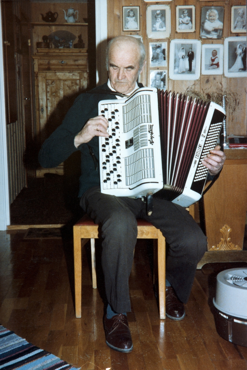 Anno Domkirkeodden, Petter Rosenberg (1901–1990). Trekkspill. Musiker. Bildet er tatt i 1980. Foto: Atle Lien Jenssen.