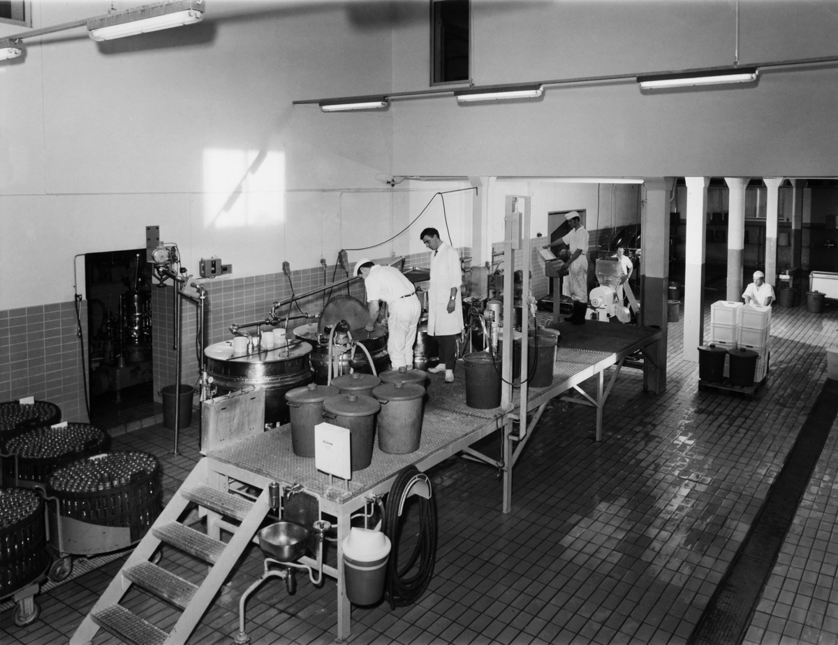 Anno Domkirkeodden, Nestle. Melkefabrikken. Produksjon av barnemat ved fabrikken på Hamar i 1971. Ole Ringfort står midt i bilde med hvit frakk.