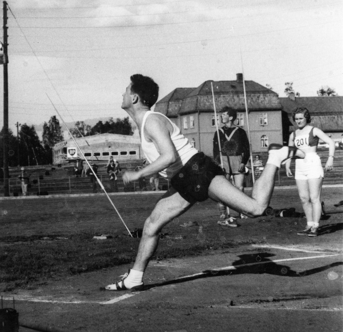 Anno Domkirkeodden, Spydkaster Egil Danielsen kaster spyd på Hamar stadion. Friidrett.