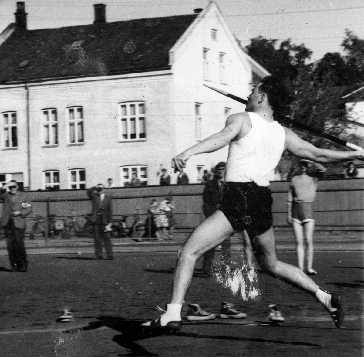 Anno Domkirkeodden, Spydkaster Egil Danielsen kaster spyd på Hamar stadion. Friidrett.