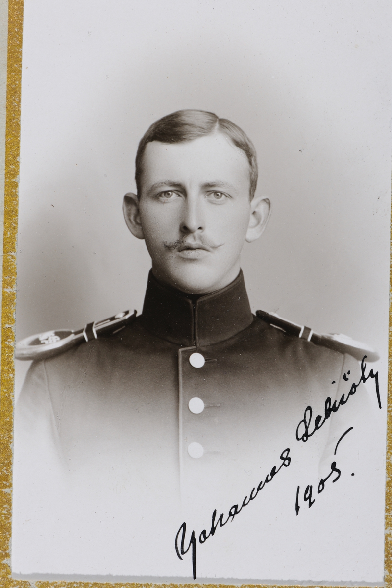 Anno Domkirkeodden, Oberst Johannes Schiøtz, portrett 1905. Militæruniform.