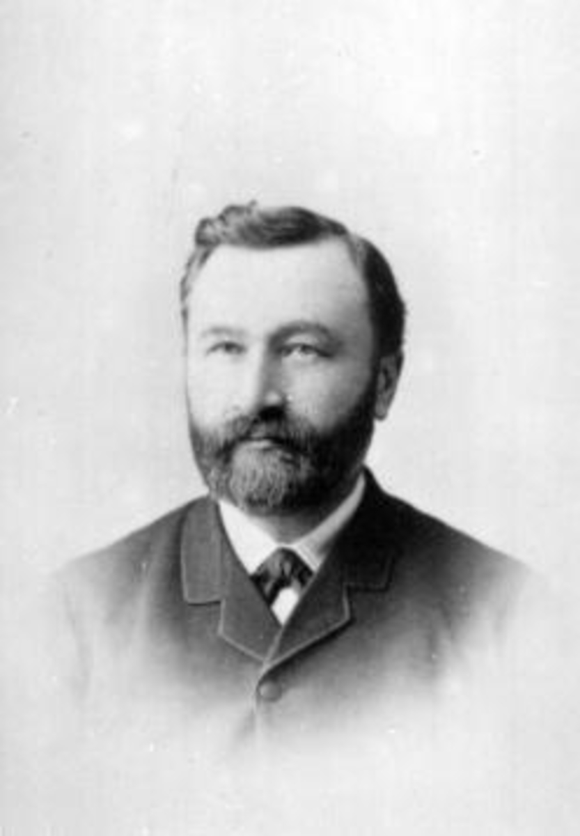 Anno Domkirkeodden, Lærer ved Helgøya skole, Paul Sandvik f.1847. Var førstelærer fra 1869 til 1879. Var organist i alle 3 kirkene på Nes og dirigent i Nes Sangforening.
