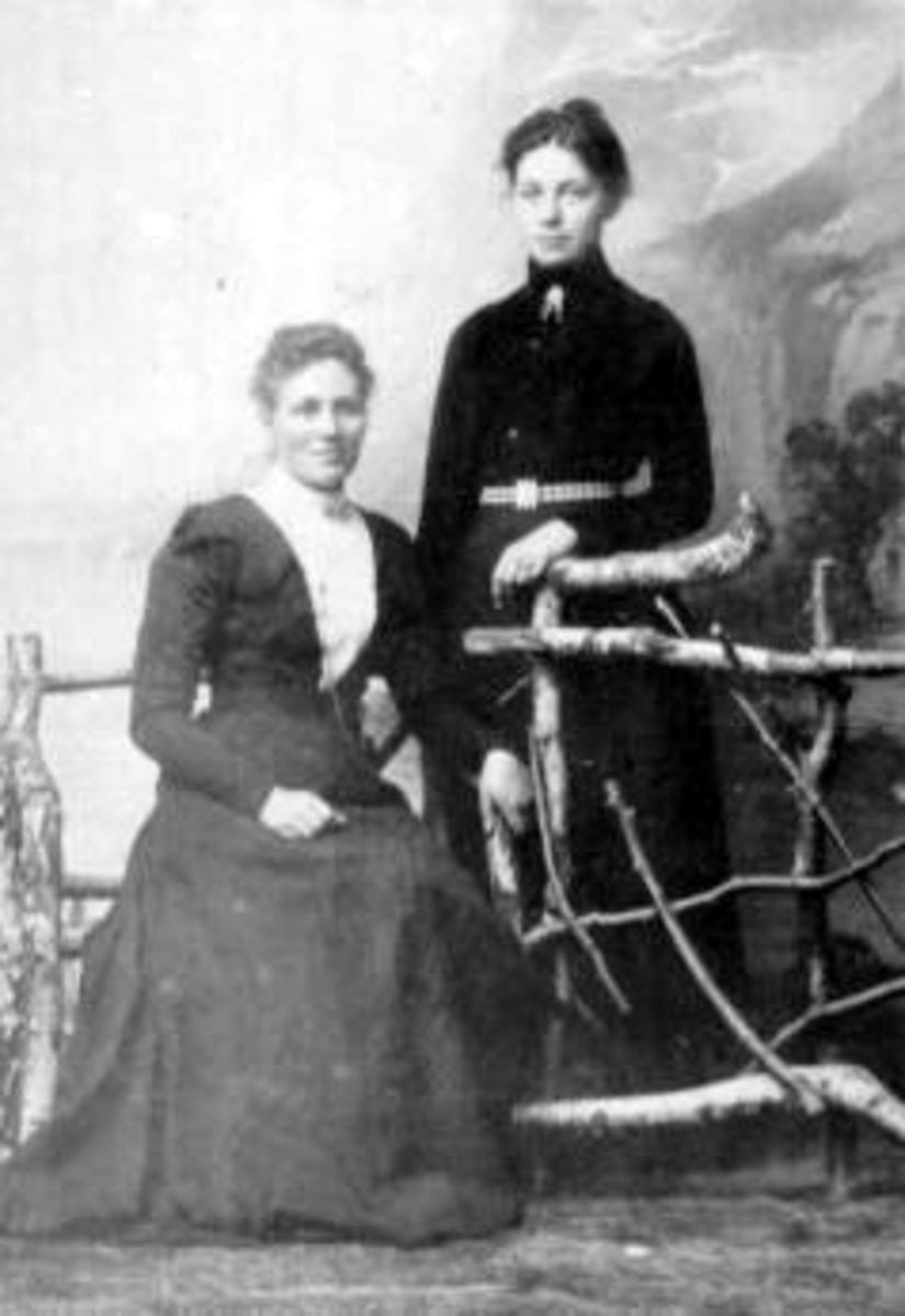 Anno Domkirkeodden, To damer i studio. Kristine Olsen, Alvhilde Homb. (Kristine Olsen er trolig hun som var lærer ved Helgøya skole 1896-1934).