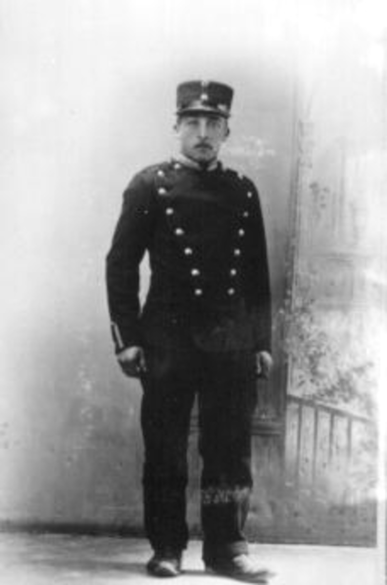 Anno Domkirkeodden, Portrett av Karl Pedersen i militæruniform.