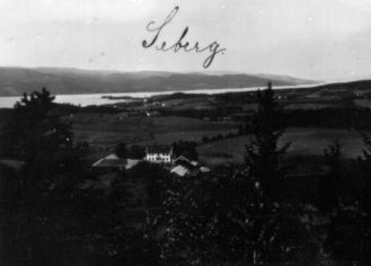 Anno Domkirkeodden, Oversikt Seberg gård, Ringsaker. Kirken i bakgrunnen.