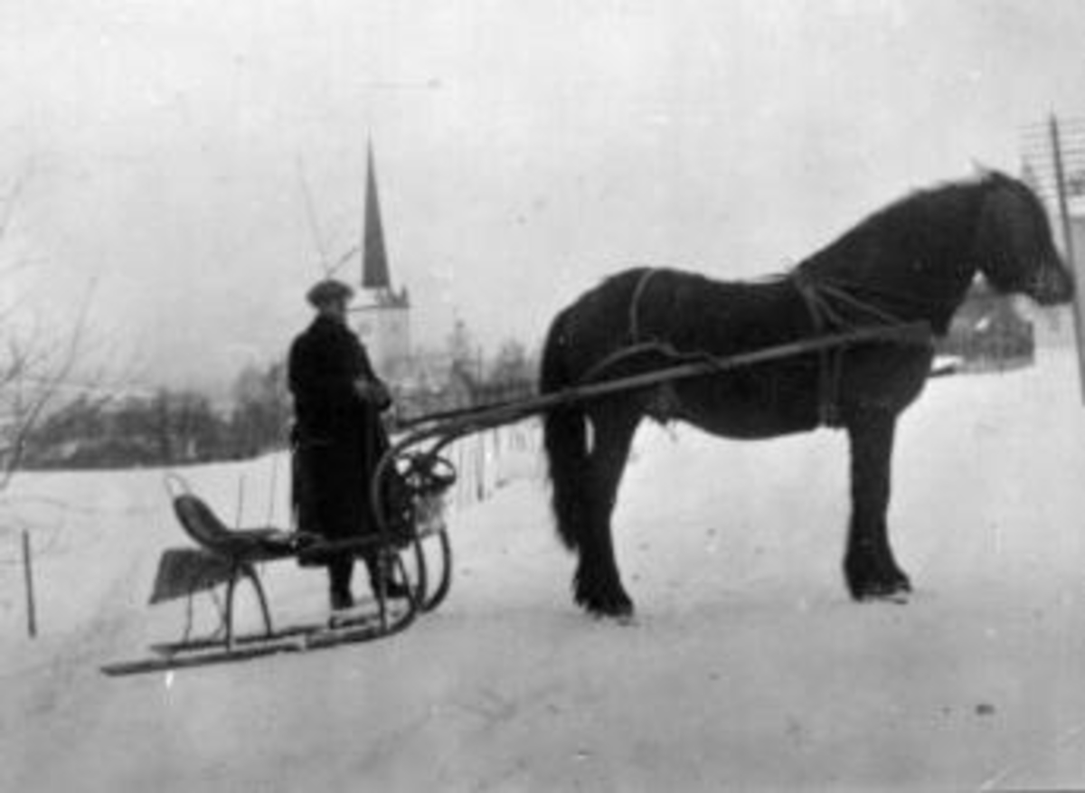 Anno Domkirkeodden, Johannes Dobloug er kjørekar med hest og slede. Ringsaker kirke i bakgrunnen.