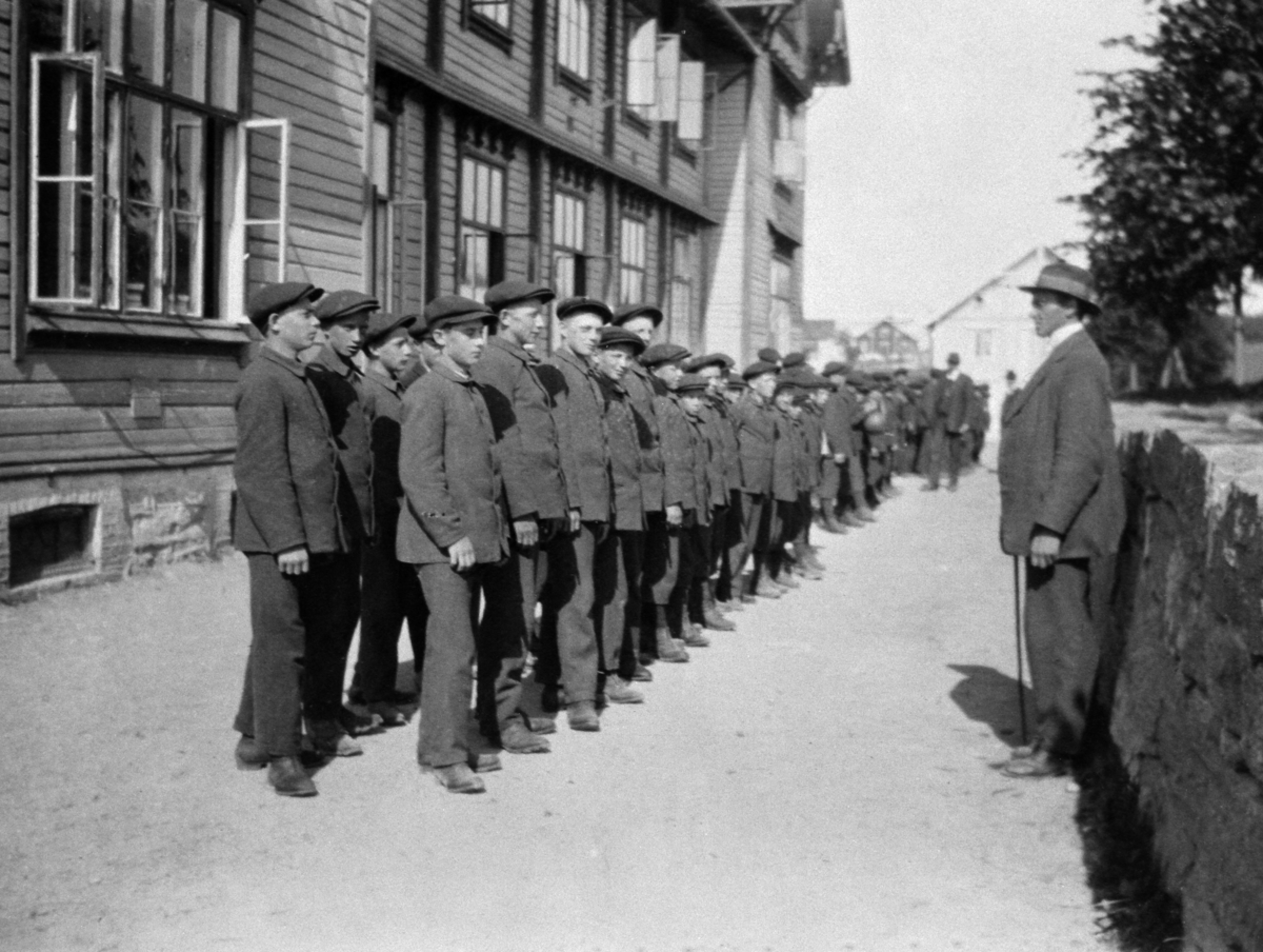 Anno Domkirkeodden, Gutter på Toftes Gave, Nedre Sund, Helgøya oppstillt for inspeksjon i skolegården.