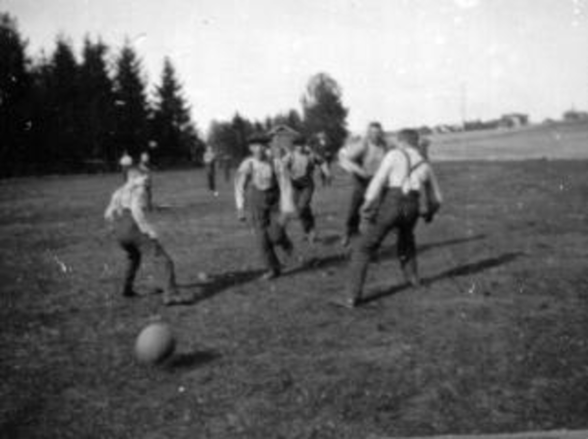 Anno Domkirkeodden, Gutta fra Toftes Gave, Nedre Sund, Helgøya sparker fotball på Skurven.