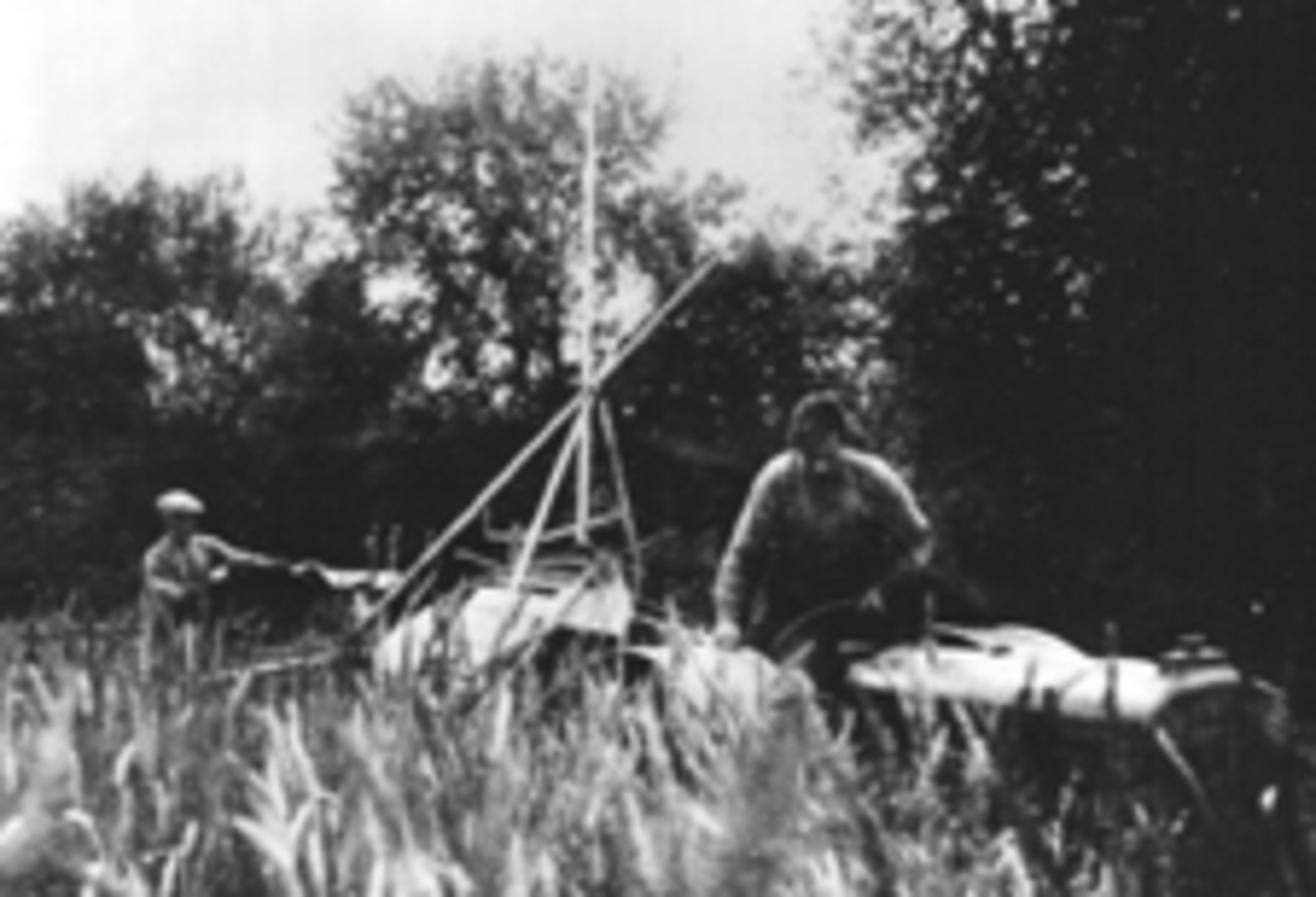 Anno Domkirkeodden, Skuronn på Kirkejordet, Mellem Kise, Nes, Hedmark. Even Arnt Haugen (1909-1962) kjører traktoren av merket "Fordson". Kristian Rosenlund (1884-1960) på sjølbinderen.