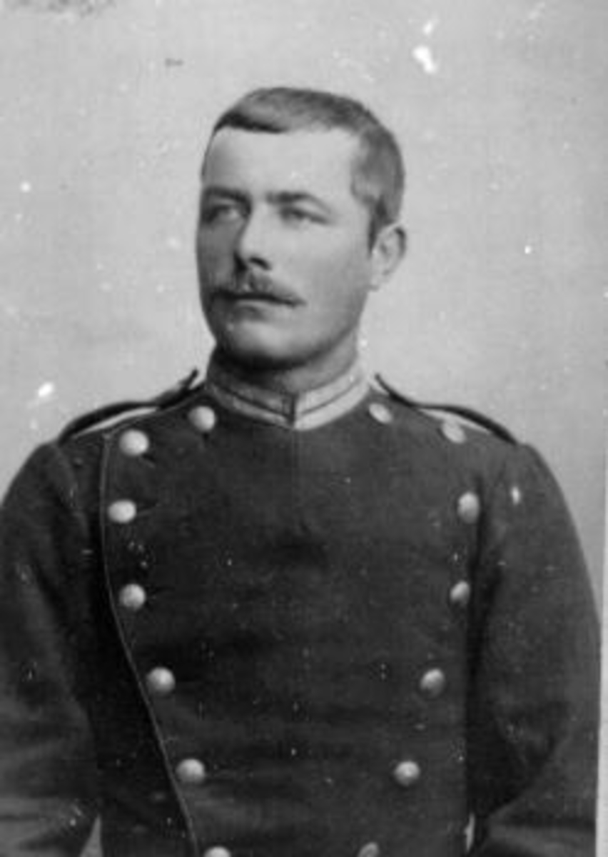 Anno Domkirkeodden, Portrett av Kristian Jevanolsbakken i uniform.