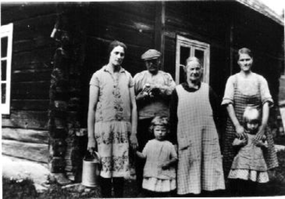 Anno Domkirkeodden, Gruppe voksne og barn utenfor huset i Sameia, Nes, Hedmark. Fra venstre er Kalla Myhre, Jørgen Brubakken (1880-1965), bestemor Lina Brubakken , Agnete Brubakken (1888-1961). De to jentene er Berthe Brubakken f.1927, Lina Brubakken f.1925. Kalla Myhre husholder på Kongsrud. Jørgen Brubakken eier av …